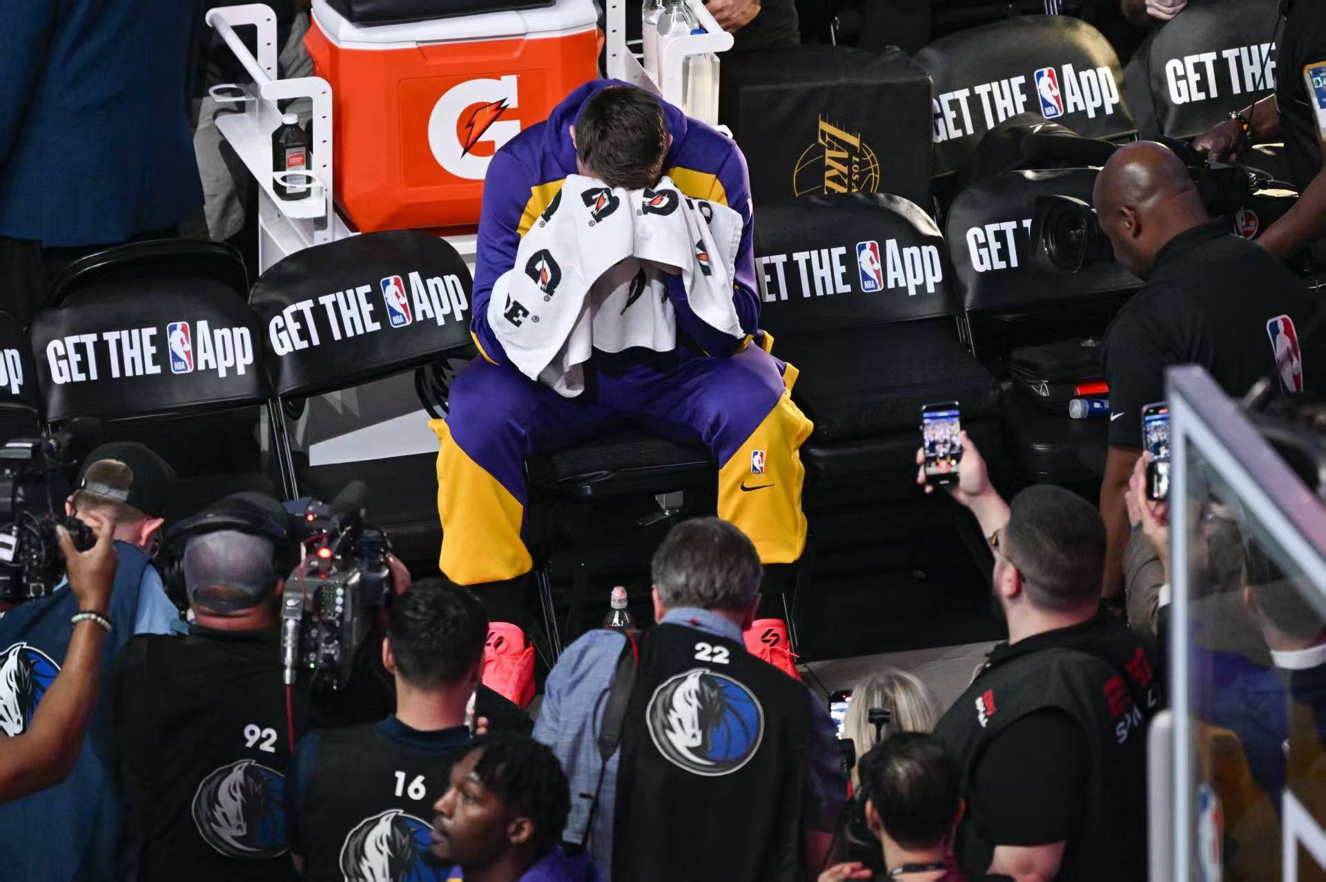 爱游戏-关于浓眉哥在IG比赛中夺冠，比赛局势复杂引发热议！赛场气氛高涨的信息