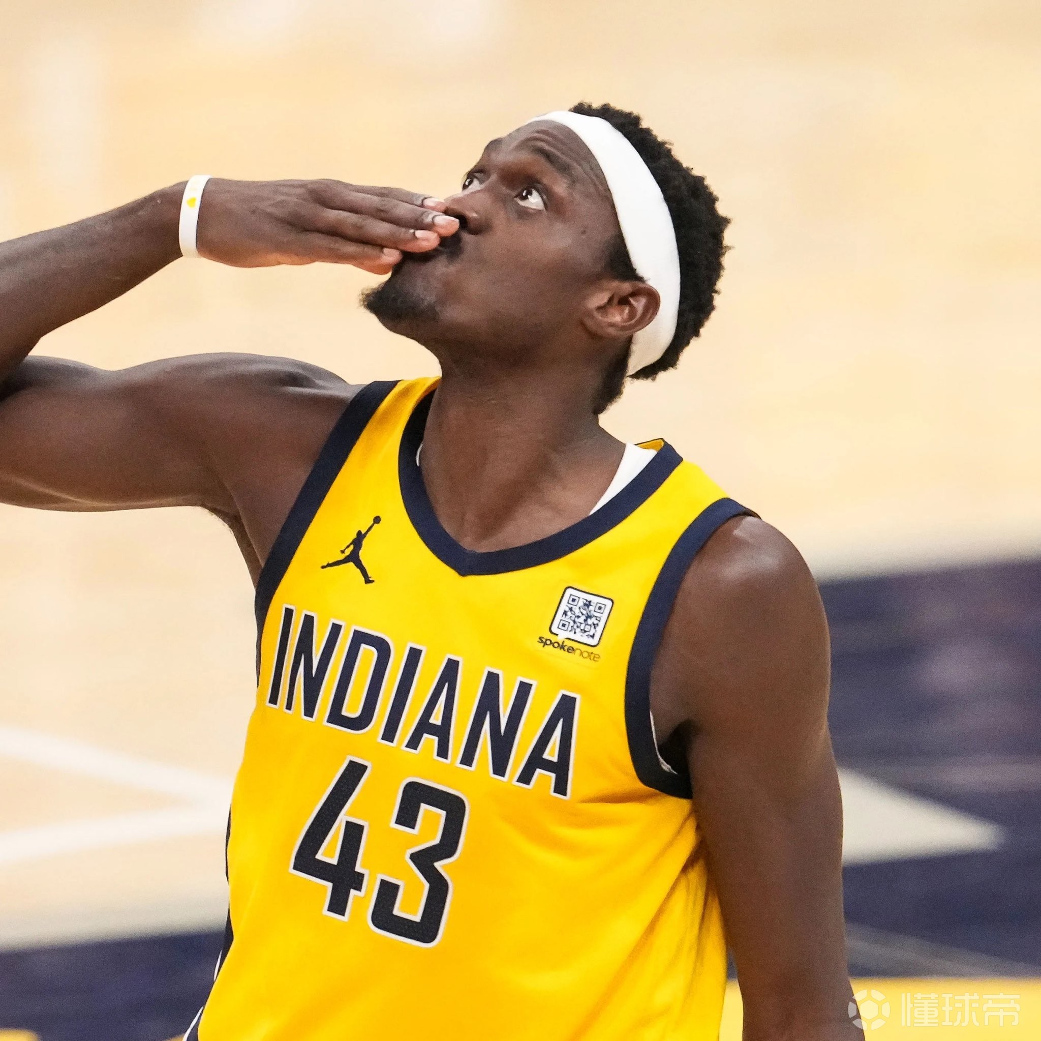 爱游戏-包含西亚卡姆回归赛场，关键助攻首场状态亮眼，勇士观众沸腾！的词条